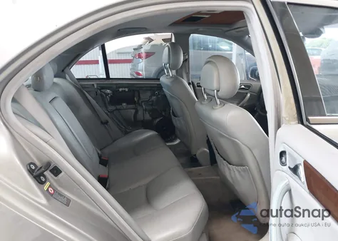 2003 Mercedes-Benz C 240 z USA, uszkodzony, nr VIN WDBRF61J43E011539